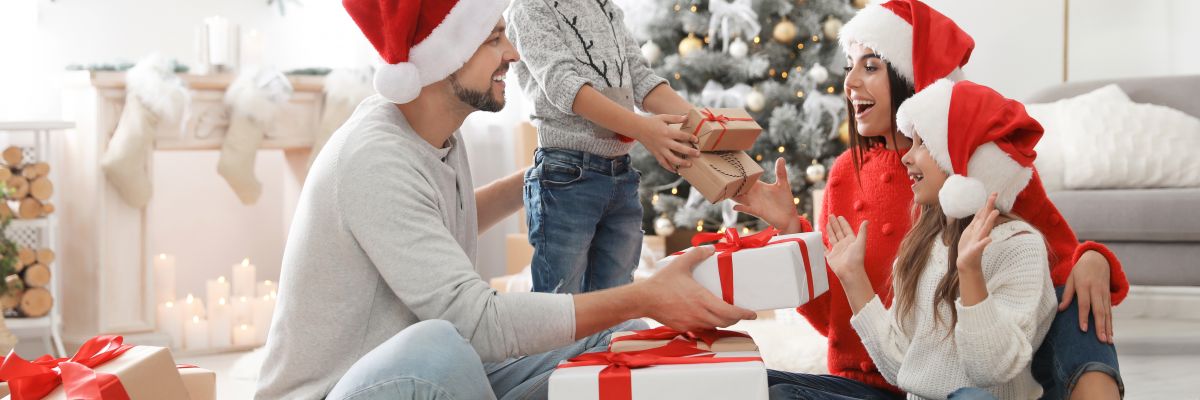 Tận hưởng mùa Giáng Sinh thật đặc biệt với những món quà tuyệt vời cho những người thân yêu, bạn bè. Hãy xem các tùy chọn quà tặng Giáng Sinh độc đáo và ấn tượng trong hình ảnh, để tìm kiếm lựa chọn hoàn hảo cho người mà bạn quan tâm nhất.